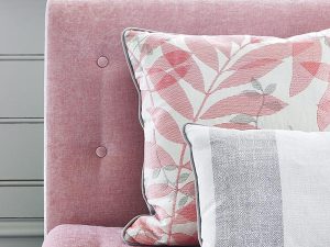 ソファと合わせた柄物の組み合わせの例。柄物にベーシックな色のクッションを入れるとまとまりやすくなる
 画像：Jane Churchill 