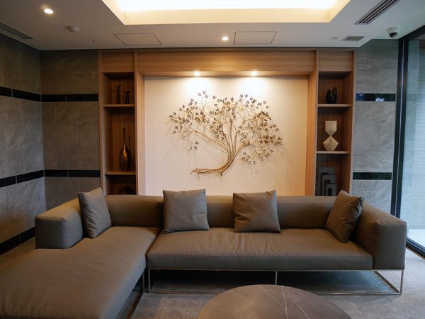 イタリアから取り寄せた家具が並ぶラウンジ。内壁の色に合わせてカラーコーディネートされている