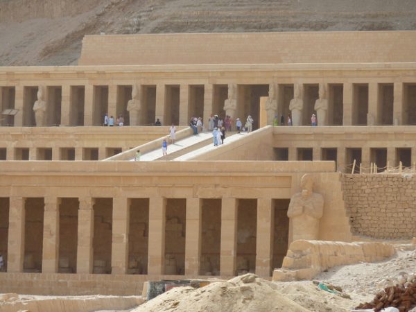 古代エジプト第18王朝、第5代ファラオのハトシェプスト女王の葬祭殿。テーベの都に残されている神殿群の1つ。ヘロドトスがエジプトに旅した際にもこれを見たことだろう
