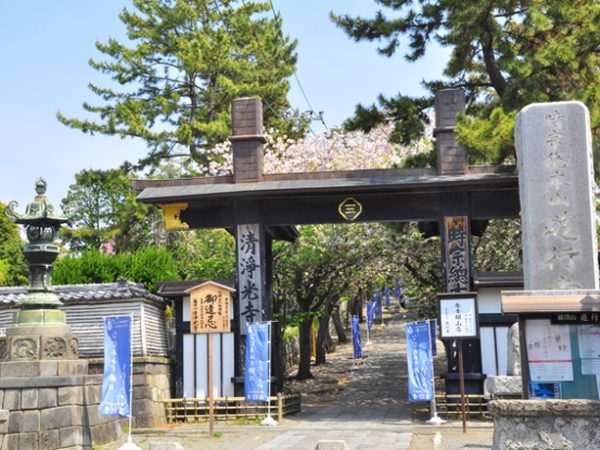 鎌倉時代末期に一遍を開祖として始まった時宗の総本山。江戸幕府の意向により、諸国を巡って寄付を求める勧進聖と呼ばれる者たちを時宗に統括させた