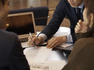 モデルルームや住宅展示場に行った際は、「希望条件」「購入予算」「返済可能額」をもとに相談するとスムーズに進められるだろう