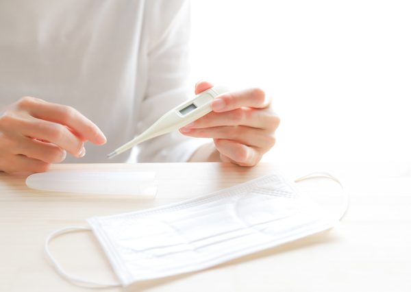 ※1：厚生労働省　新型コロナウイルス感染症対策推進本部のマニュアルでは、①高齢者　②基礎疾患（糖尿病・心疾患・透析加療等）がある人　③免疫抑制状態である人（免疫抑制剤・抗がん剤を用いている人）　④妊娠している人については、軽症であっても「重症化するおそれが高い者」とし、地域の利用可能な入院病床数の状況を踏まえて入院措置を行うことと定めている