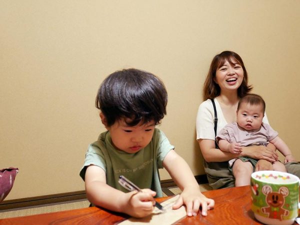 リピーターが、菊池さんのお子さんのためにと手土産を持って泊まりに来てくれることもあるそう。「小さな宿だからこそのコミュニケーションを大事にしていきたい」という菊池さんの想いの賜物だろう。<br>「古民家宿 菊の屋」貸し切り5名：平日2万5,000円、休前日3万5,000円（1名増えるごとに+3,300円、最大11名まで）