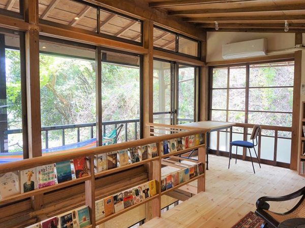 スキップフロアの2階は個別の作業スペースにもなっていて、書棚が配置されている。面だしにして、そのチョイスもこだわっている