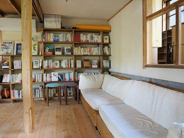 1階のダイニングの背後に追加した白いソファ。書棚も多く、アカデミックな雰囲気だ