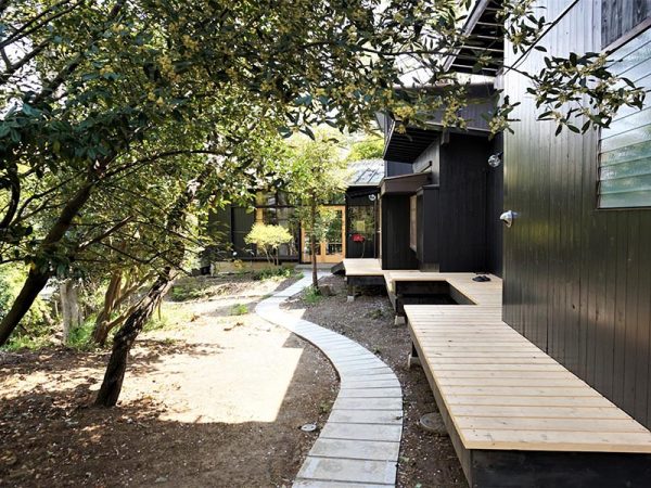 建物は緑に囲まれていて、庭が広く、ピザ窯づくりなど、新しいプロジェクトも進行中
