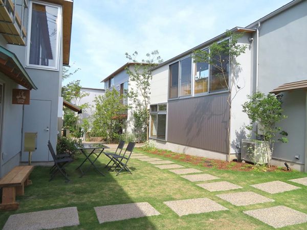 右が不動産会社の入っている建物。この辺りで不動産を使って何かやりたいなら相談に行こう