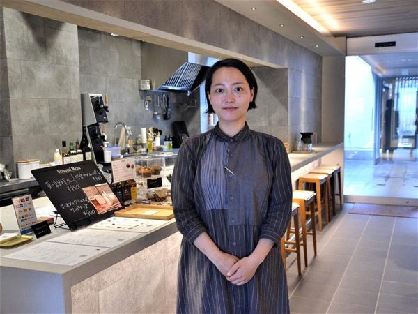 「町内にあったお地蔵さまを施設の敷地に置かせてもらうことになったんです。もう祠は建っているので、あとはお地蔵さまを祀るだけ。少しずつ町内に馴染んでいるとしたら、うれしいです」とマネージャーの横山恵さん