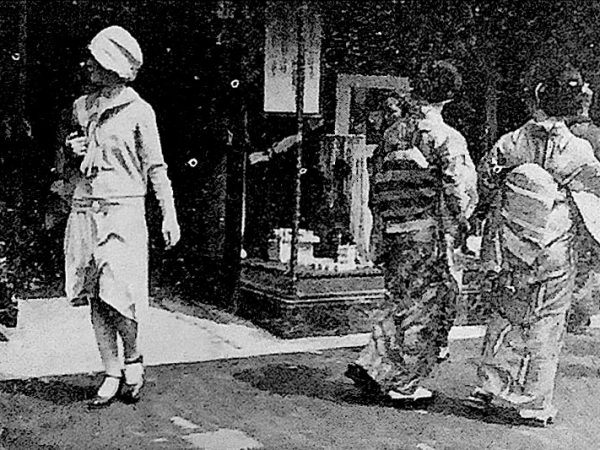 銀座の通行人。和装も洋装もあった。