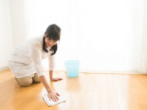床掃除の水拭きにハッカ油をプラスすると、部屋がさわやかな香りに