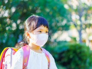 夏には悩ましいマスク着用。推奨されてはいるものの、子どもの場合は無理な着用を避けた方が良さそうだ