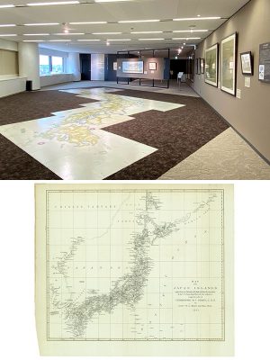 上：第二章の展示室。床に伊能図「大日本沿海輿地全図」（中図、1821年）を展示。上を歩きながら細かく見ることができる</br>下：ペリー／ホークス「日本列島図」1857年。アメリカ合衆国政府が公式に刊行した「ペリー提督日本遠征記」に収録された地図。シーボルトの日本図に測量データを追加して製作されている（地図画像提供：ゼンリンミュージアム）