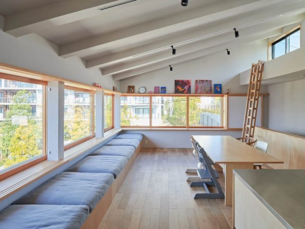 2階のシェアリビング。室内からも緑が楽しめる　撮影／NATSUKI MIZUTANI