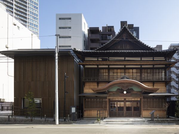 港区立伝統文化交流館の外観。向かって右が旧協働会館、左が新設された増築棟。旧協働会館の外壁の下見板、庇はすべて新しい部材に取り替えた（写真提供／青木茂建築工房）