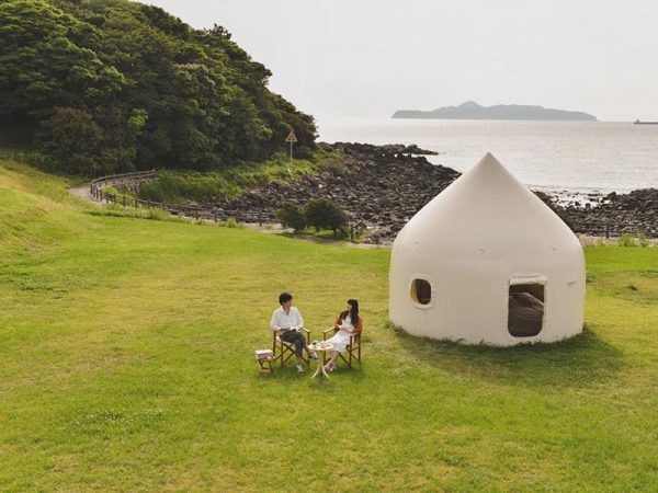 グランピングに用いられる「インスタントハウス」。写真は波戸岬キャンプ場