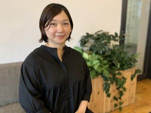 横浜で設計事務所を長年運営後、スタジオアンビルト株式会社の取締役となった山川紋さん。設計実績多数の山川さんも、マドリーの家づくりアドバイザーとして相談者の家づくりをサポートしている