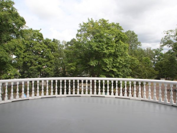 復元された、2階の展示室からつながる半円形のバルコニー。奥には旧偕行社の前庭だった公園がある