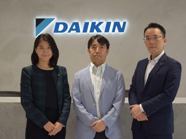 ダイキン工業株式会社 広報グループ 重政周之氏（右）、同じく野呂朋未氏（左）、三宅康史氏（真ん中）