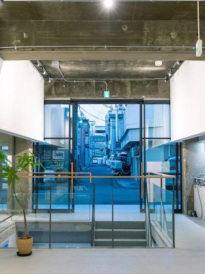 正面出入り口からすぐの場所に地下に通じる階段を新たに設置することで、作品の搬入出がしやすい構造に。「もともと地下は野菜の貯蔵庫。階段はなく、ベルトコンベアーで運んでいました」（扇沢さん）　photo by hanako kimura