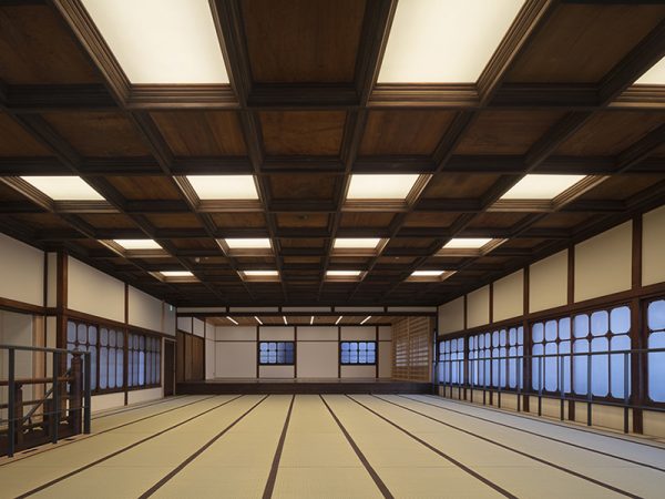 改修後の百畳敷の様子。写真正面が舞台に当たる。無柱で約100畳もの広さの天井を維持しているのは、在来工法でありながらもこの部分だけ洋式のトラスで支えているからだという。天井の板材もできる限り既存のものを使用（写真提供／青木茂建築工房）