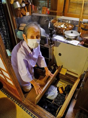 ▲台所を案内してくださった小倉さん。当時使われていた氷の冷蔵庫や、幕末に生まれたという祖父手作りの削り節器も残されていた。「小さな家だから、いろいろな隙間を工夫して収納スペースにしていました。台所の縁の下には糠みその樽を入れたりしてね。うちの母の漬けるぬか漬けはとても美味しくてご近所でも評判だったの」