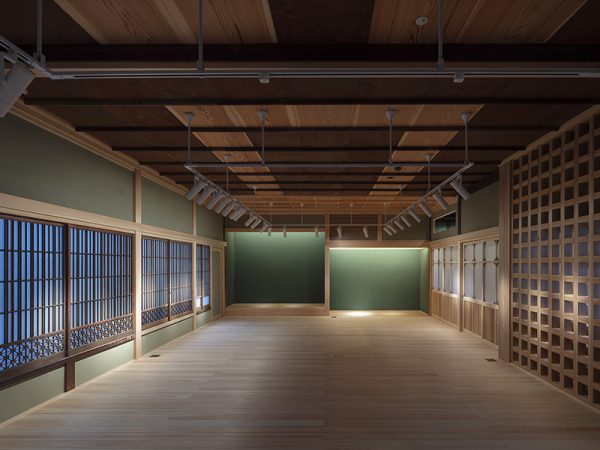 現在、展示室・情報コーナーとして使用されている元宿泊室。奥の床の間の壁の緑色は、建物を解体中に明らかになった。右側の格子状の部分が耐震壁（写真提供／青木茂建築工房）