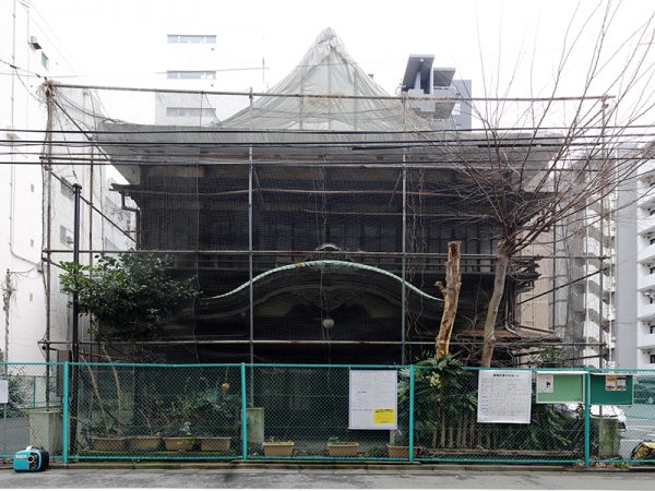 旧協働会館が閉鎖された後、老朽化が進み、改修工事が始まるまでこのようにフェンスで囲われていた。以前は建物の周りに紫陽花が植えられていたという（写真提供／青木茂建築工房）