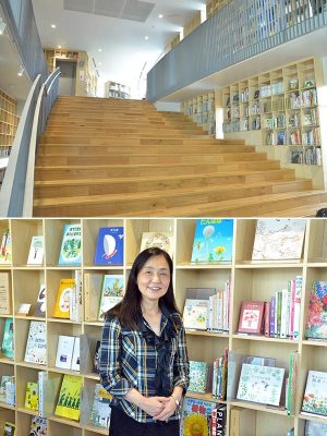 上/「子どもたちは狭い空間が好きなので、通路のすぐ下の階段が人気。よく、ここで本を読んでいますよ」（前川さん）　下/「難しく考えず、子どもたちには気になる本を手に取ってほしい。そして成長したときに、ここで本を読んだことや出あった本のことを思い出してくれたらうれしいですね」と館長の前川千陽さん