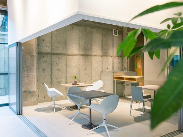 1階にあるギャラリースペース。写真のようにオープンスペースとしても使用できるが、取り外し可能な引き戸を閉めれば独立した空間ができあがる。展示内容によって使い分けることが可能だ　photo by hanako kimura