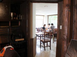 地元の人々や企業をつなぐ拠点として有名なカフェの例から、カフェが街に与える影響を考える