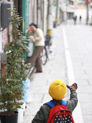 あいさつを交わす知り合いが近隣にいることは、住んでいる街への愛着につながるのかもしれない