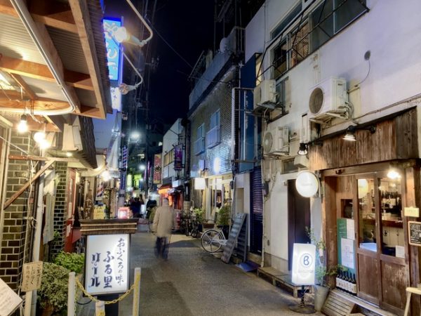 車の通れない路地裏には、歩くことでしか見つけられない発見がある