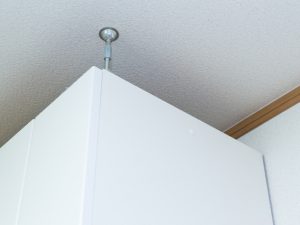 地震発生時に備えてたんすや食器棚など家具の固定をしておこう