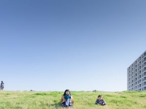 複数のコミュニティに属しているほど人は幸せになれるかもしれない。記事内に記載の軸で、人間関係を見直してみてはどうだろうか