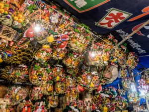 1265年11月の酉の日、日蓮上人が国家平安を祈った故事が由来だとされる酉の市。縁起物の熊手を売る屋台が所狭しと立ち並ぶ