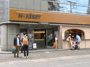 シェア型複合施設oneの入り口。右側にあるのが２坪食堂。建物の内側、外側にそれぞれカウンターがある