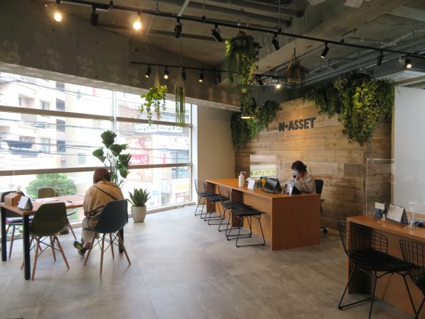 one２階にある不動産会社エヌアセット溝の口北口店。入りやすい雰囲気の店舗だ