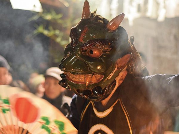 国の重要無形民俗文化財にも指定されている「花祭」。五穀豊穣、無病息災などを祈る神事として、夜を徹して舞が行われる。毎年11月から3月にかけて町内の11地区で開催され、町外からも多くの人が訪れる（※2020年度は新型コロナウイルス感染拡大防止のため開催中止）