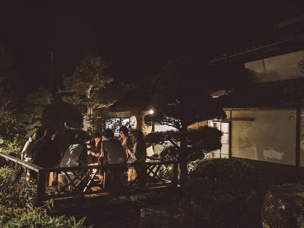 泊まるチャンスがあればぜひ試したいと思ったのは大家での火を囲んでの語らい。雰囲気がありそうだ