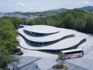 大阪芸術大学アートサイエンス学科棟。映画「建築と時間と妹島和世」より