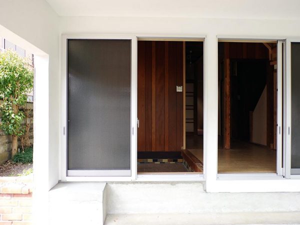 第3号の堂田さん一押しのポイントがこちら。窓を開け放つと車庫(手前)がもう一つのリビングのようにも使える。車庫という屋外のスペースを有効利用することで、ゆるやかに地域とつながれるだろう