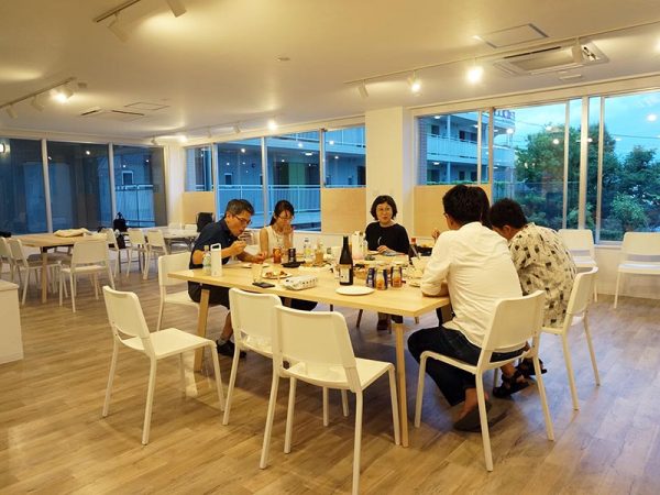 写真のラウンジの奥に大きな、業務用と思うようなキッチンが用意されており、入居者が集まり次第、使われるようになる予定