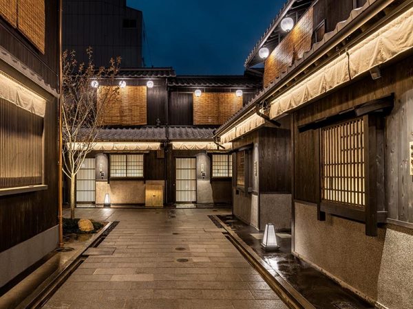 夜になると提灯や行灯の明かりがともり、雰囲気を変える路地。本物のまちの一角を歩いているような気分になれる。路地演出や客室デザインなどは、株式会社乃村工藝社が手掛けた。この路地にもレストランが1軒。駐車場だったスペースを活用したそうだ