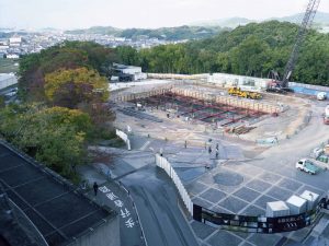 施工中のシーン。映画「建築と時間と妹島和世」より