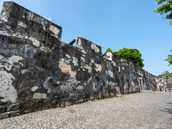 マカオ歴史地区にあるモンテ砦城壁。幾多の騒乱を乗り越え、孤高な佇まいを今に残す姿が、まさに壁上土を体現している