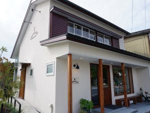 TOCOTOCOの外観。2階建ての住宅をリノベーションした