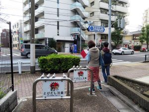 烏山川緑道からかつての用水を暗渠化、地元の人たちに管理されている緑の小道を行くと世田谷通りに。周辺の古地図をチェックする高山氏と吉村氏