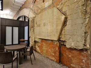 ▲煉瓦アーチの内側のコンクリートはこれまでも定期的に実施されてきた耐震補強の跡。構造部がむき出しになっているのが面白い。「路地としての役割を果たすため、タテだけでなくヨコの出入口もなるべく多く設けて通り抜けしやすい動線を心がけました。現在は工事の関係で23時に閉鎖していますが、今後は24時間通行できる予定です」