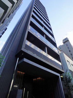 ▲三軒茶屋駅から徒歩7分の玉川通り沿いにある『Hmlet三軒茶屋』。間取りは1K～2LDKで賃料は月額13万円からの設定だ。館内には専有部分を共有ルーム化して入居者が24時間いつでも使えるコミュニティスペースが設けられており、ワークスペースやイベントスペースとしても活用できる