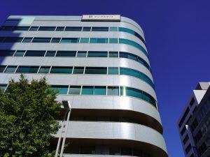 建築基準法では、建物の高さ31ｍ以下の部分にある3階以上の階に非常用進入口を設置する